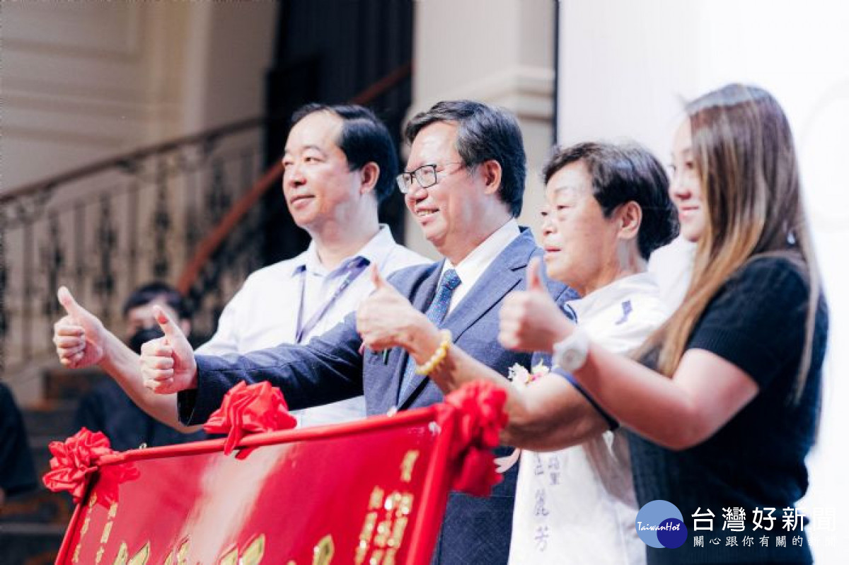 鄭市長和獲獎人員及其親友合影留念，分享光榮與喜悅。<br />
<br />
