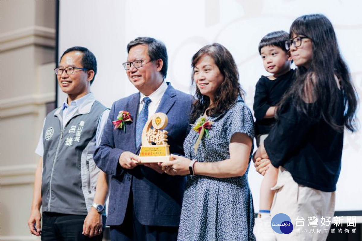 鄭市長與受獎里長合影，肯定其為民服務的熱忱。<br />
<br />
