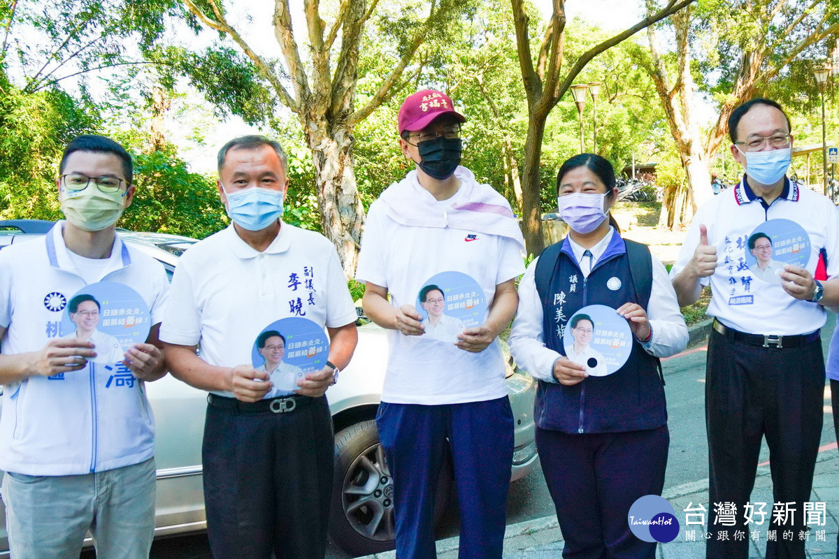 國民黨桃園市長參選人張善政虎頭山健行，桃園市議會副議長李曉鐘、市議員林政賢、陳美梅、桃園區市議員參選人凌濤到場陪同。