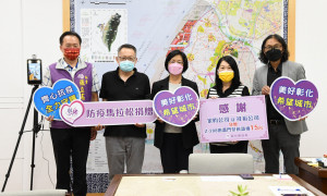在地企業家昀國際及祥裕國際，致贈彰化縣政府15台「Z-208測溫門禁辨識機」。圖／記者鄧富珍攝