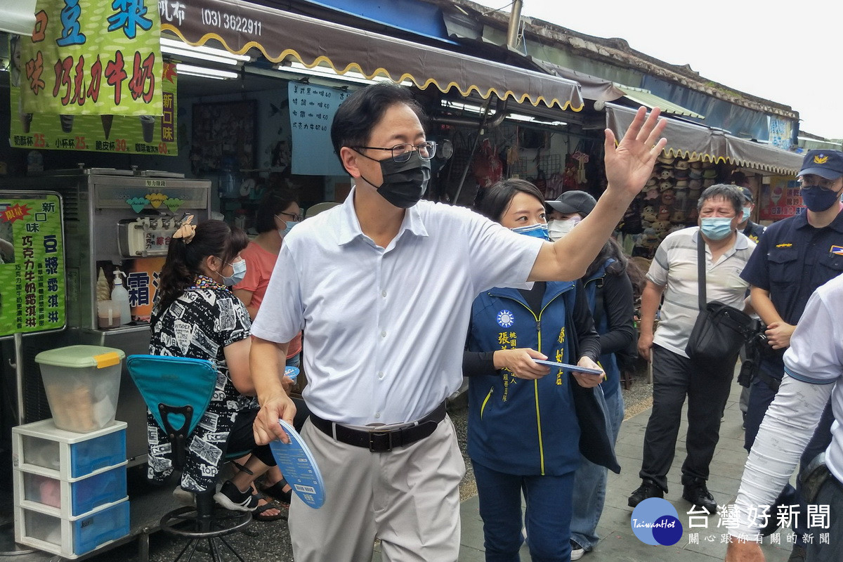 國民黨桃園市長參選人張善政大溪拜廟之行，沿大溪老街拜票爭取民眾支持。