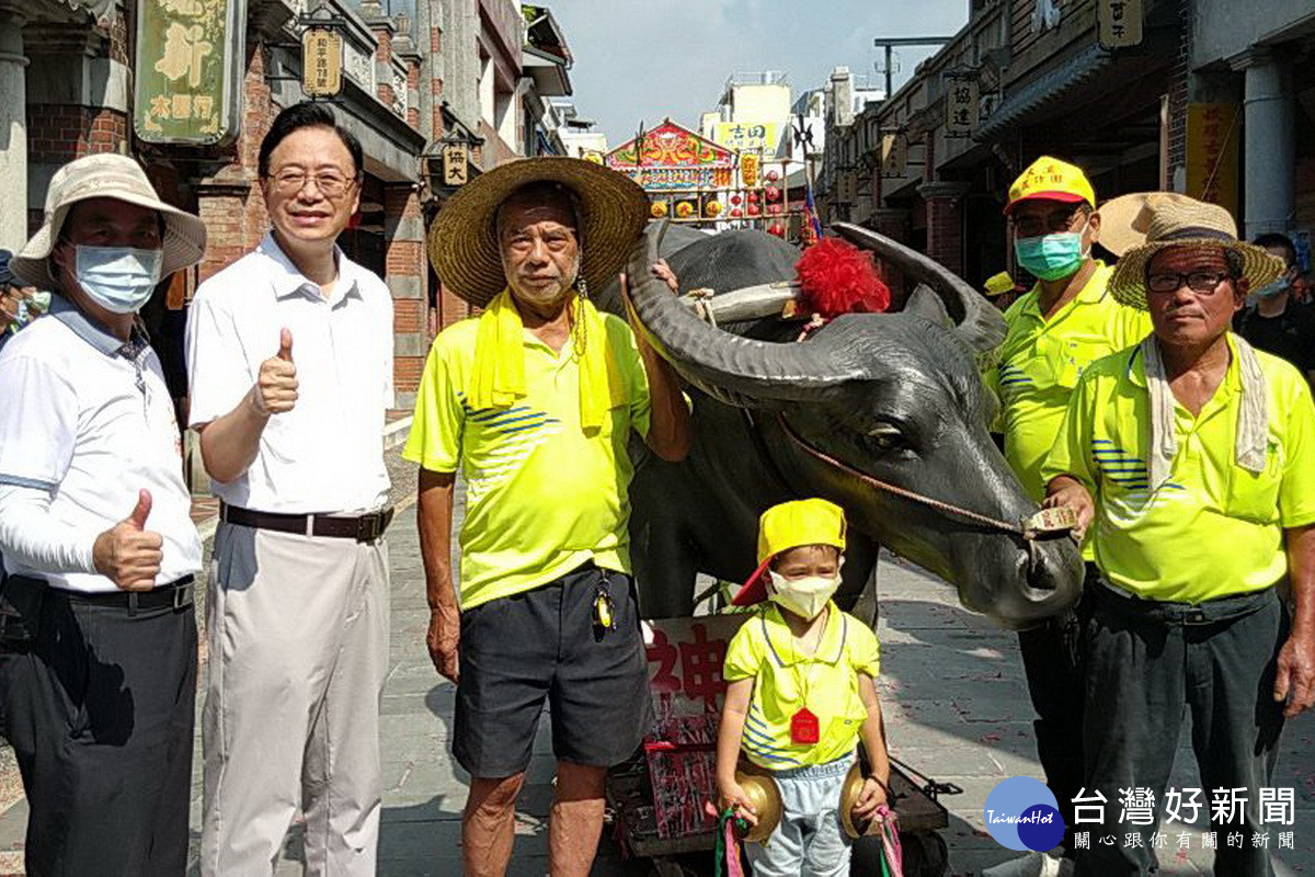 國民黨桃園市長參選人張善政大溪拜廟之行，沿大溪老街拜票爭取民眾支持。