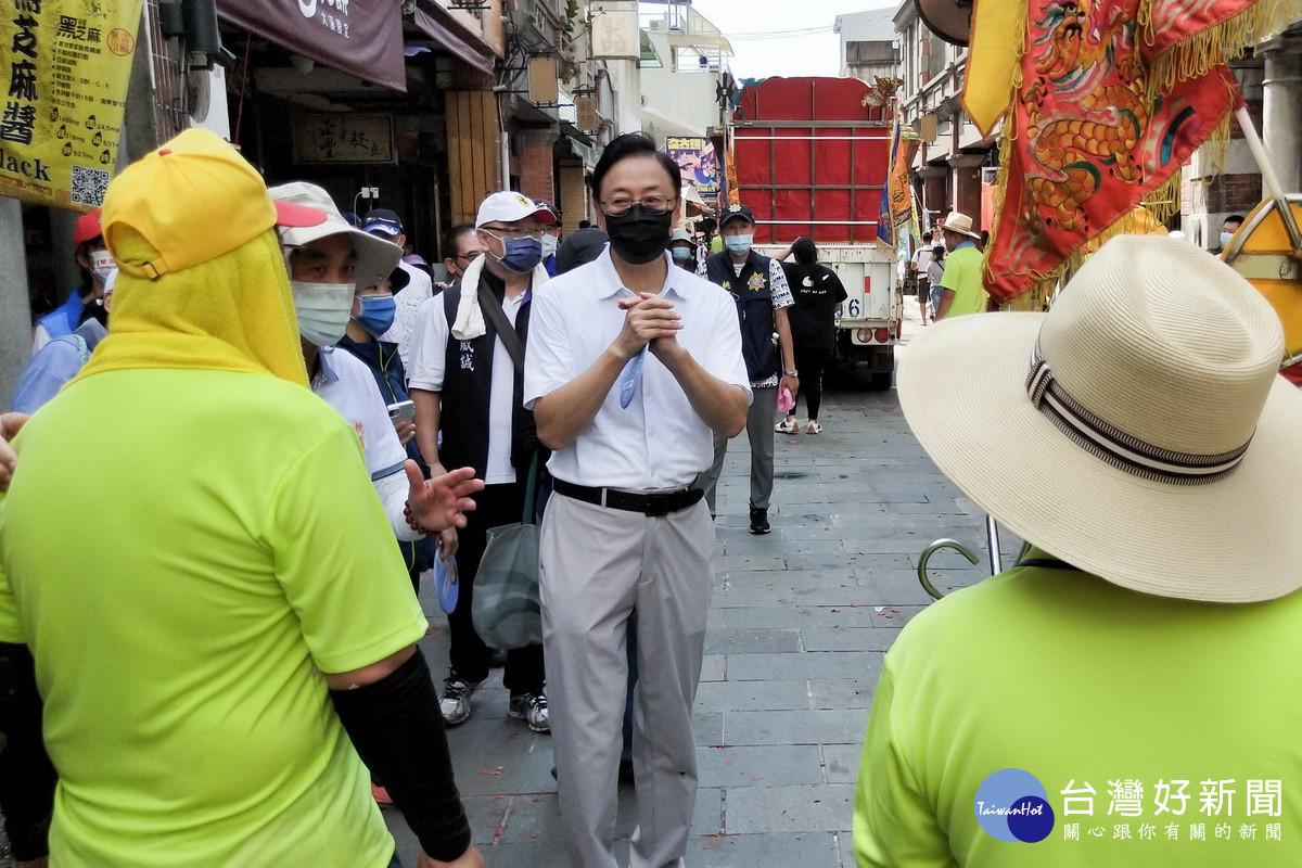 國民黨桃園市長參選人張善政大溪拜廟之行，沿大溪老街拜票爭取民眾支持。