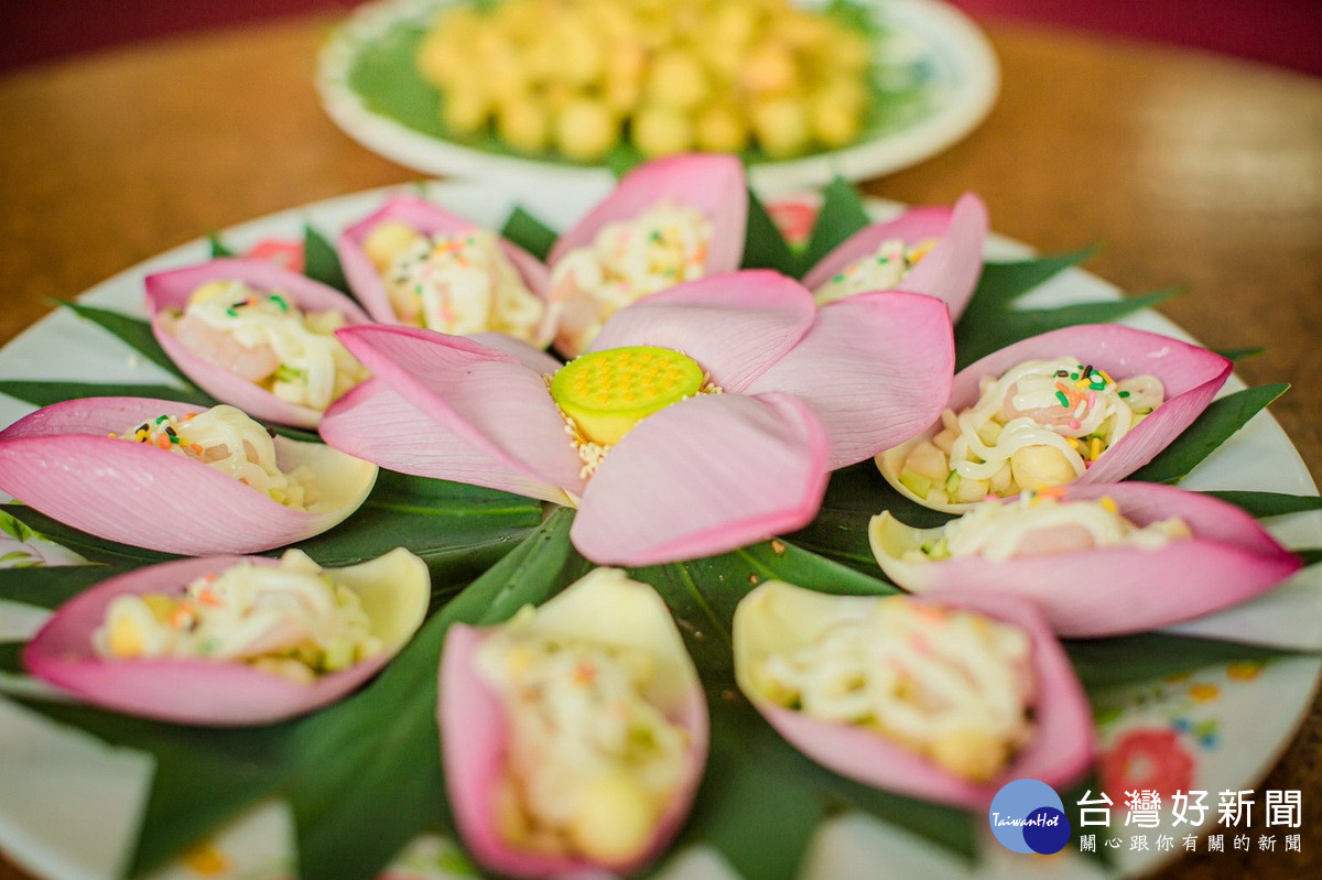 「2022桃園蓮花季」盛大登場，推出「蓮花美的盛宴」歡迎民眾體驗新鮮美味的田間餐宴。