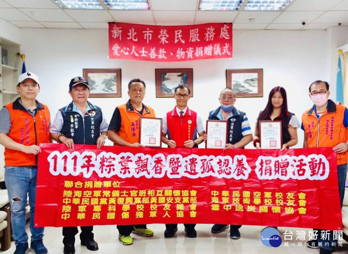 榮服處長周興國代表回贈感謝狀，感謝退伍軍人社團的善行義舉