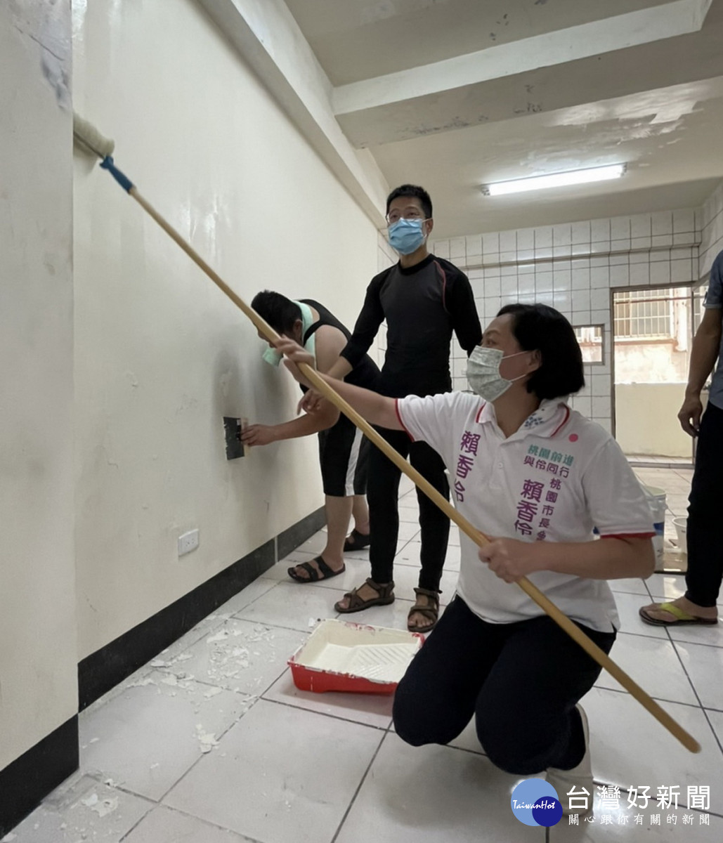 台灣民眾黨桃園市長參選人賴香伶與志工朋友一起粉刷楊梅區競選辦公室。
