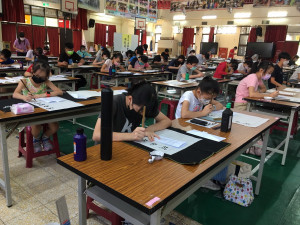 上緯諒茶獎書法賽上午於南投國小舉行決賽。（記者扶小萍攝）