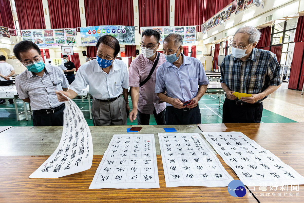 五位評審現場即選出各組前三名進行頒獎。（上緯公司提供）