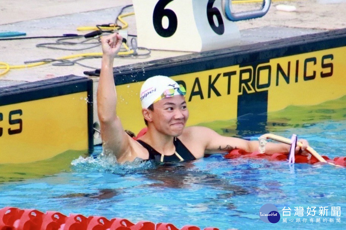 台中出身的女泳將何品莉(中)參加世界蹼泳錦標賽，抱回200公尺雙蹼項目金牌。