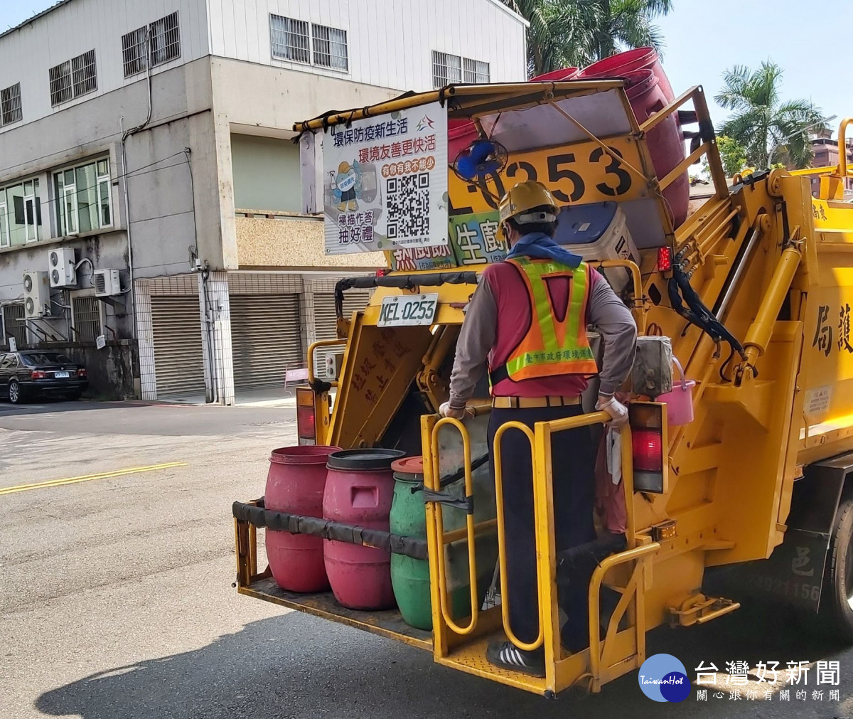 在不影響行車作業安全於垃圾車後方裝設遮陽及風扇等設施