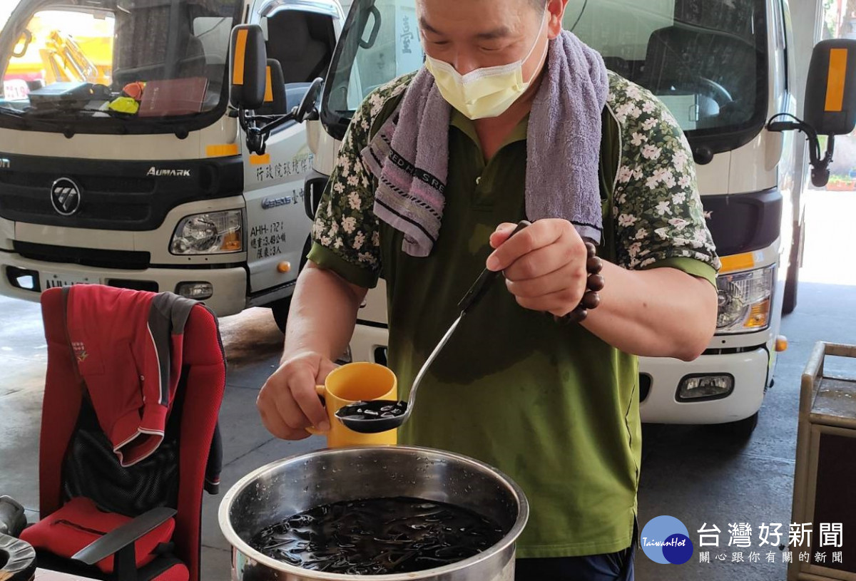 炎炎夏日防熱傷害 中市環保局供涼茶為清潔隊員消暑