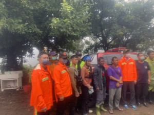 春日鄉秘境搜救　枋警深入山區平安救出受困男子
