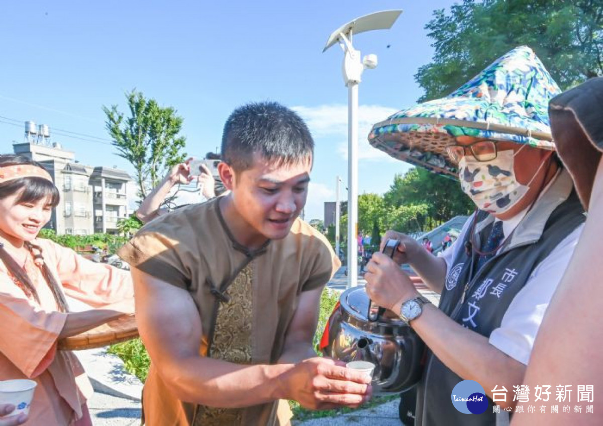 鄭市長化身前人時代的村長奉茶給辛苦開鑿的村民們，帶領大夥兒飲水思源，認識埤塘人文風土。<br />
