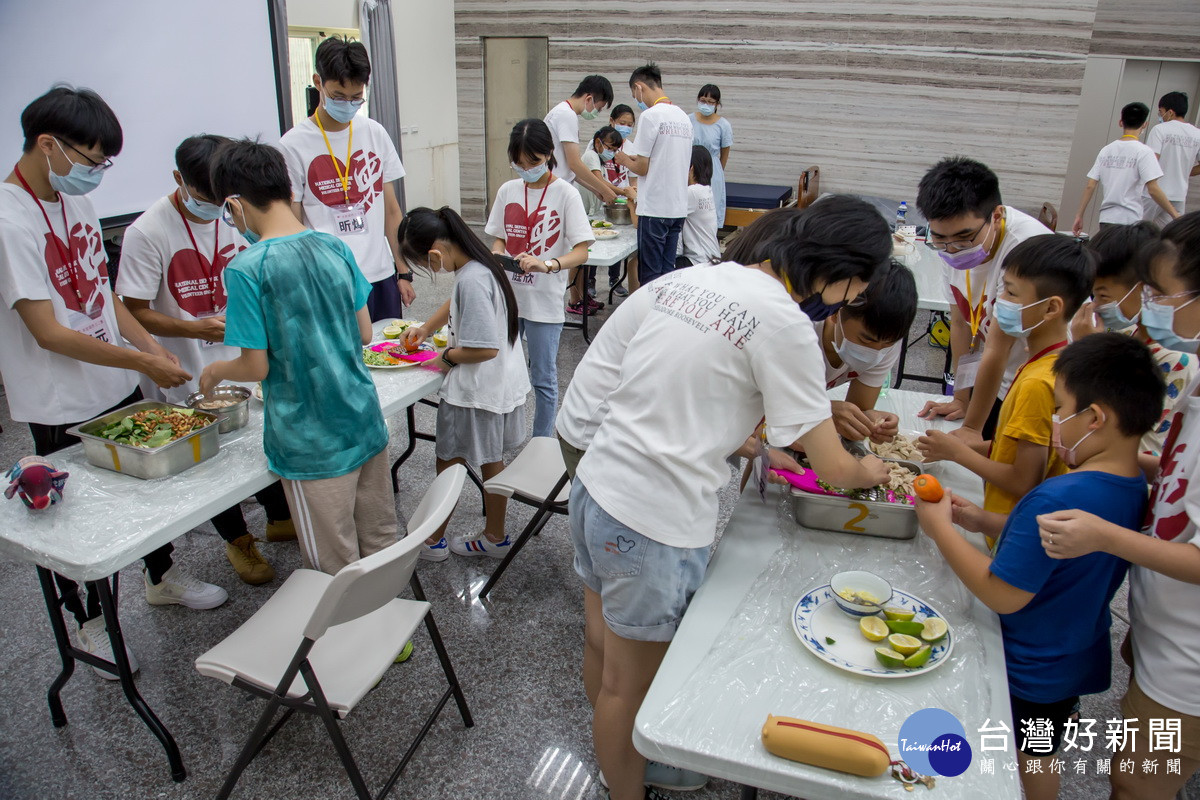 育樂營中體驗東南亞美食DIY。（新媳婦關懷協會提供）