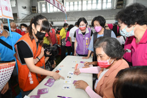 縣長王惠美開心參與桌遊闖關。圖／記者鄧富珍攝