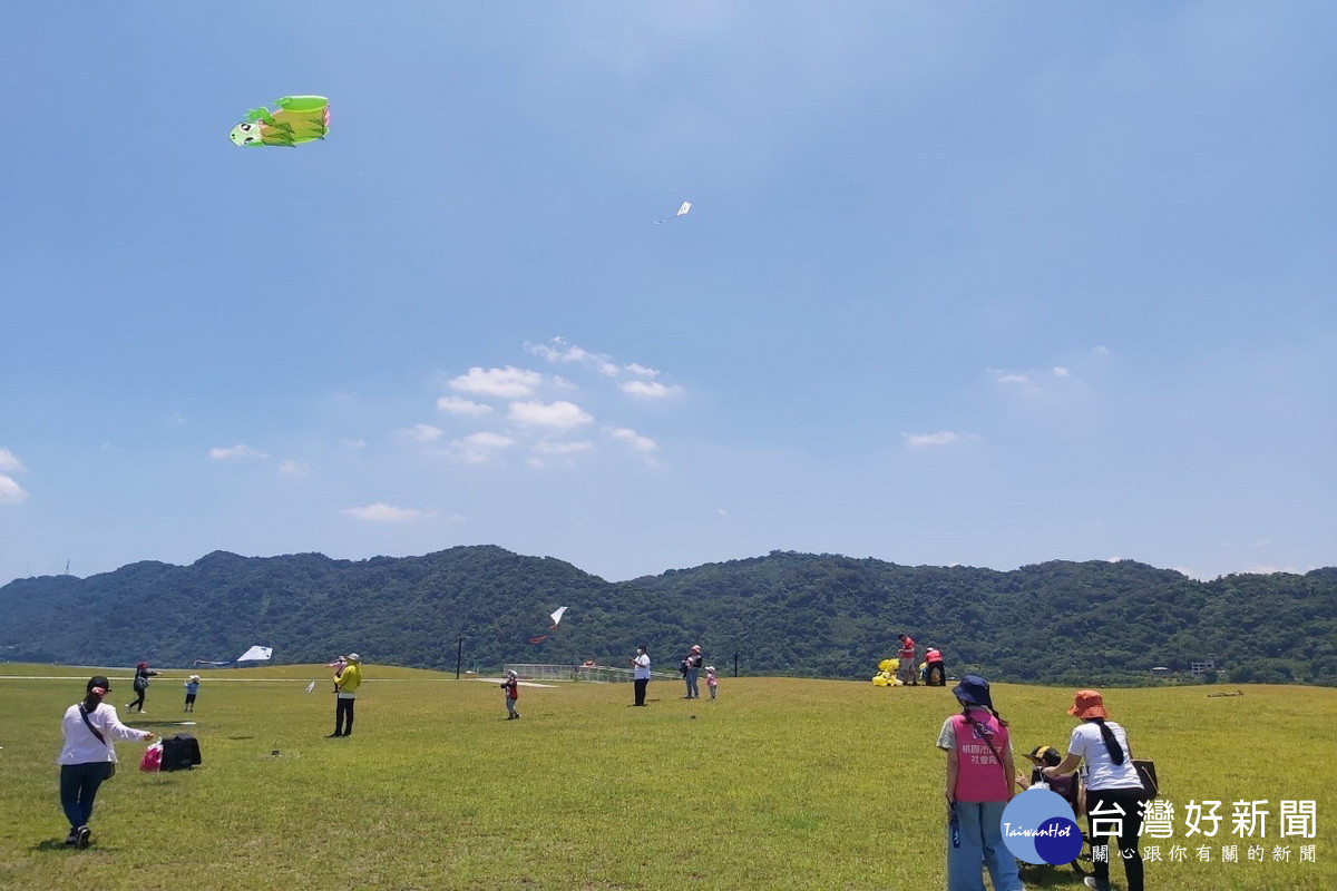 桃園市政府社會局辦理「新住民家庭文化日」活動，進行綵繪風箏及放風箏體驗。