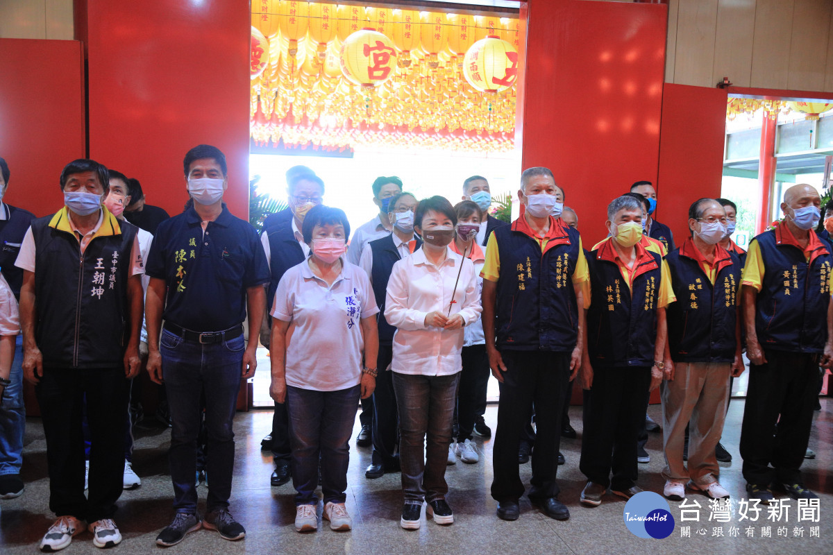 台中市長盧秀燕等人參拜豐原武德宮，並贈匾「澤厚民豐」。