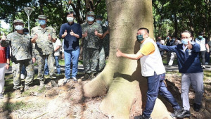 ▲陳其邁至仁武區視察中山大學暨北側軍備局西營區土地綠美化工程。（圖／記者 許高祥 翻攝）