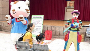 ▲高市2-5歲幼兒接種疫苗，有氣球哥哥相陪伴。
