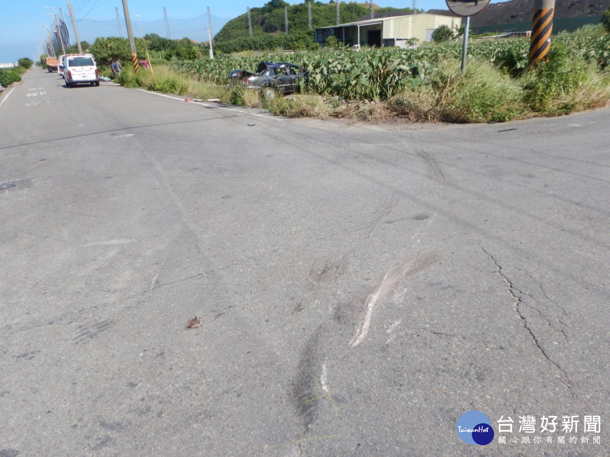 小客車遭曳引車猛烈撞擊，飛落一旁農田，駕駛及乘客也拋飛車外，傷重不治。