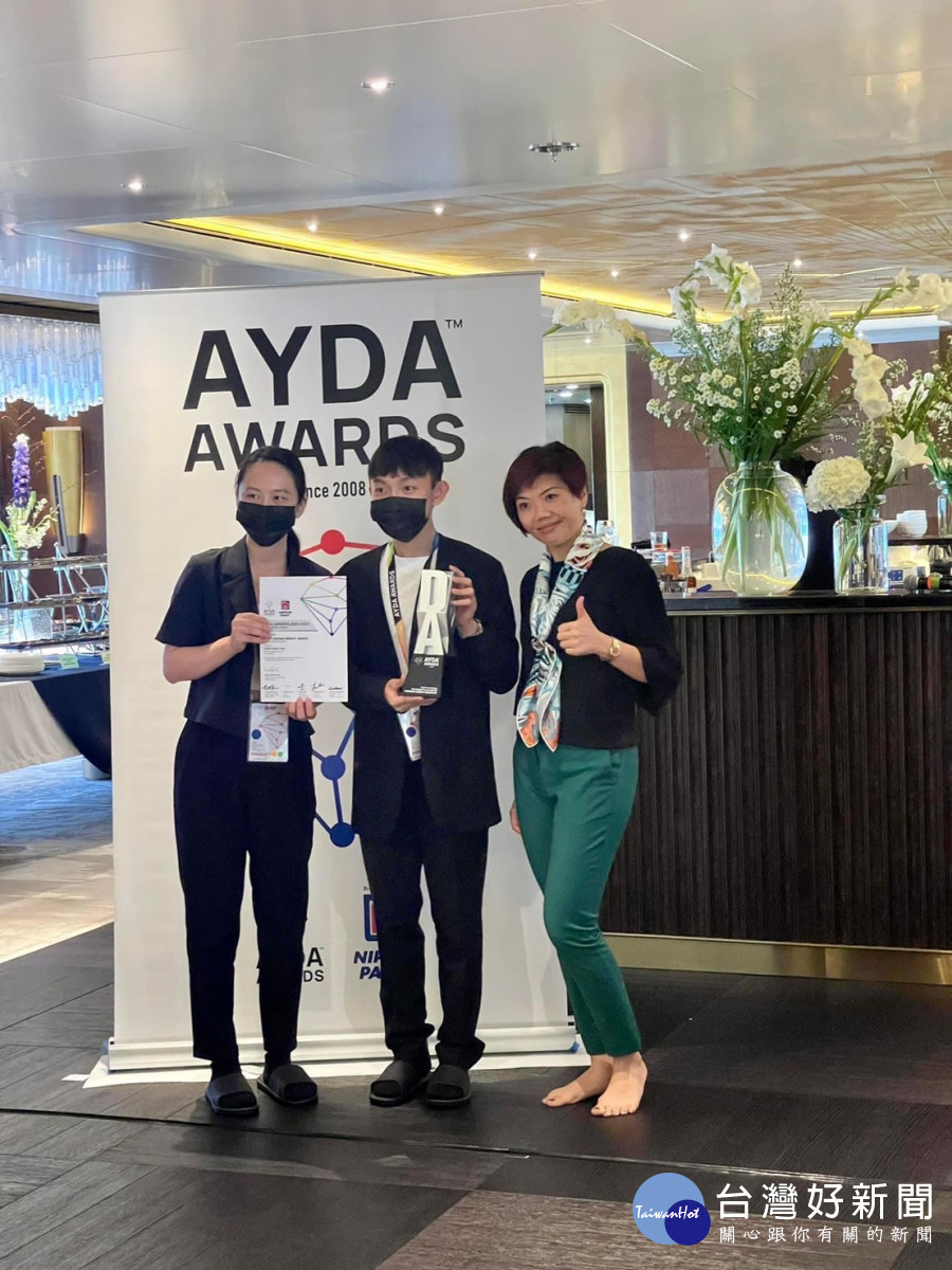 中原室設秦健豪(中)獲頒2022 AYDA全亞洲最佳設計影響力大獎，肯定學生傑出表現。