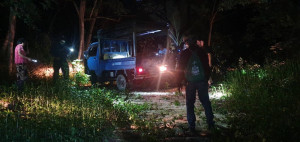 警員游朝琴與消防隊及當地村民等10多人一同摸黑入山搜尋，終於在當晚23時許在筍園附近約500公尺處，另外一條產業道路順利找到老翁。