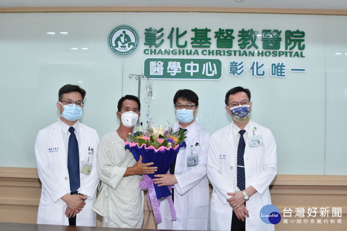 彰基體系移植中心主任林國華醫師(右二)致贈鮮花，祝賀肝臟受贈者(左二)重生。圖／彰基醫院提供