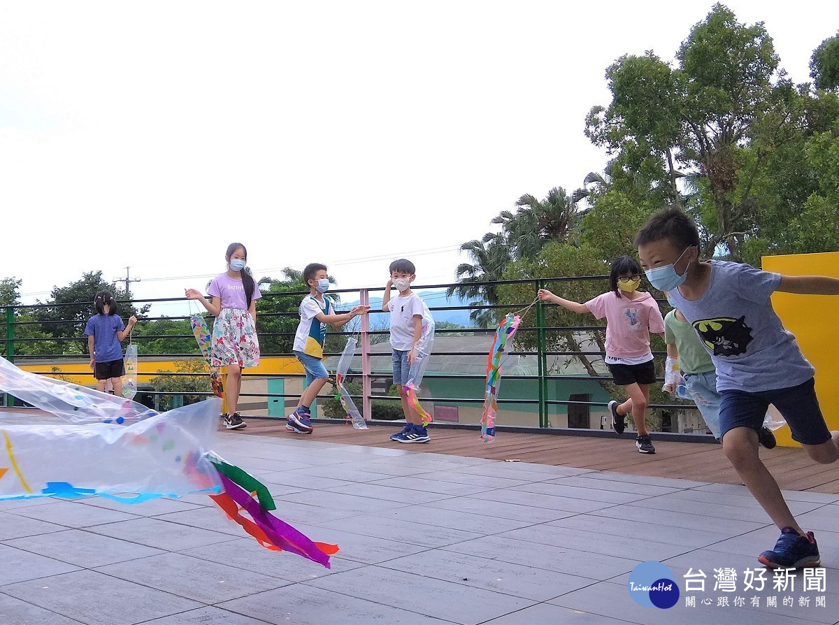 金山國小與朱銘美術館合作開辦「認識風土光水」課程，其中「認識風」課程，則是教導學生觀察風，藉由風的力量讓自製風箏飛起來