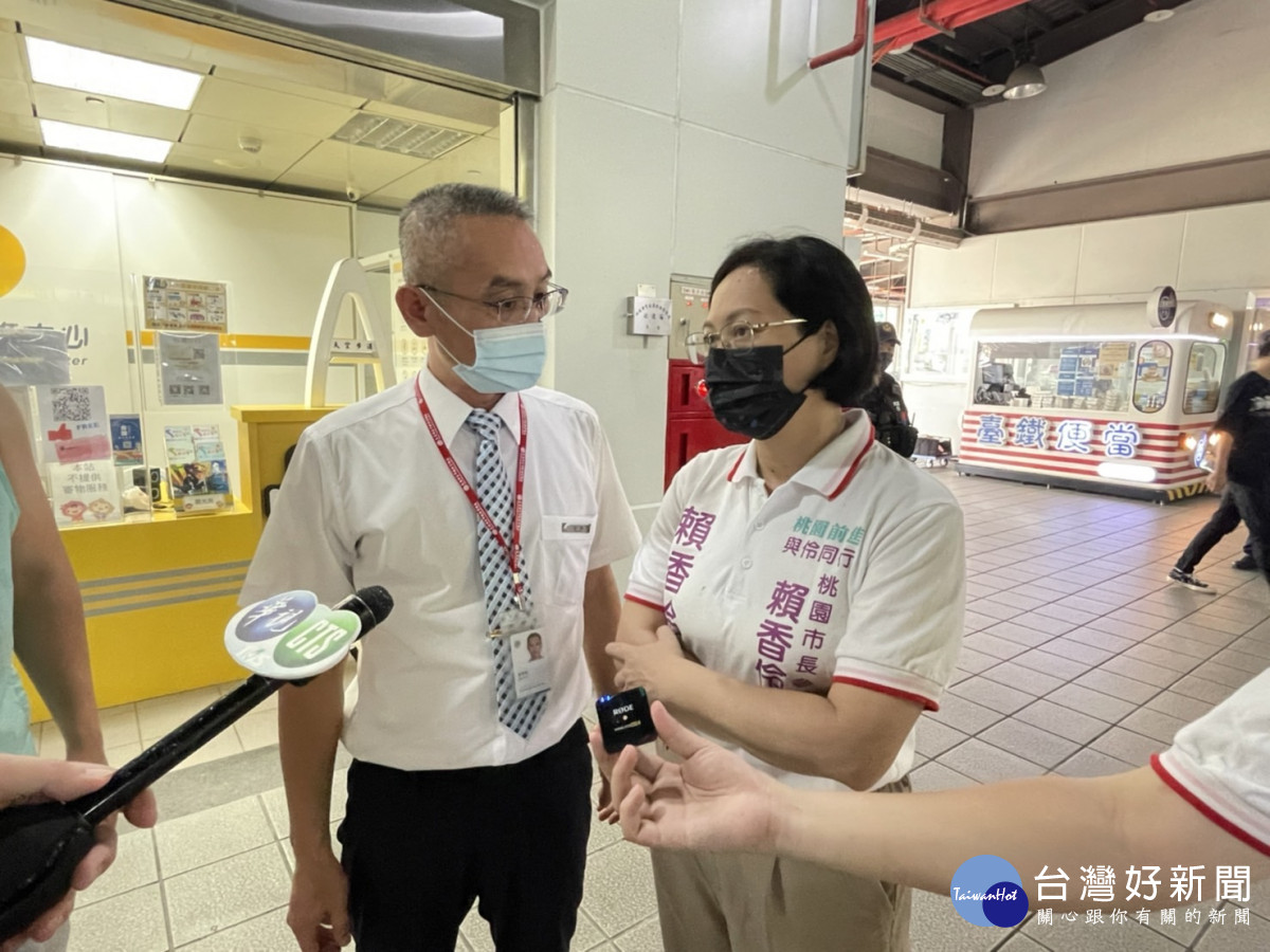 賴香伶與桃園區議員參選人黃成峻到桃園火車站緊盯空調何時改善。<br />
<br />
