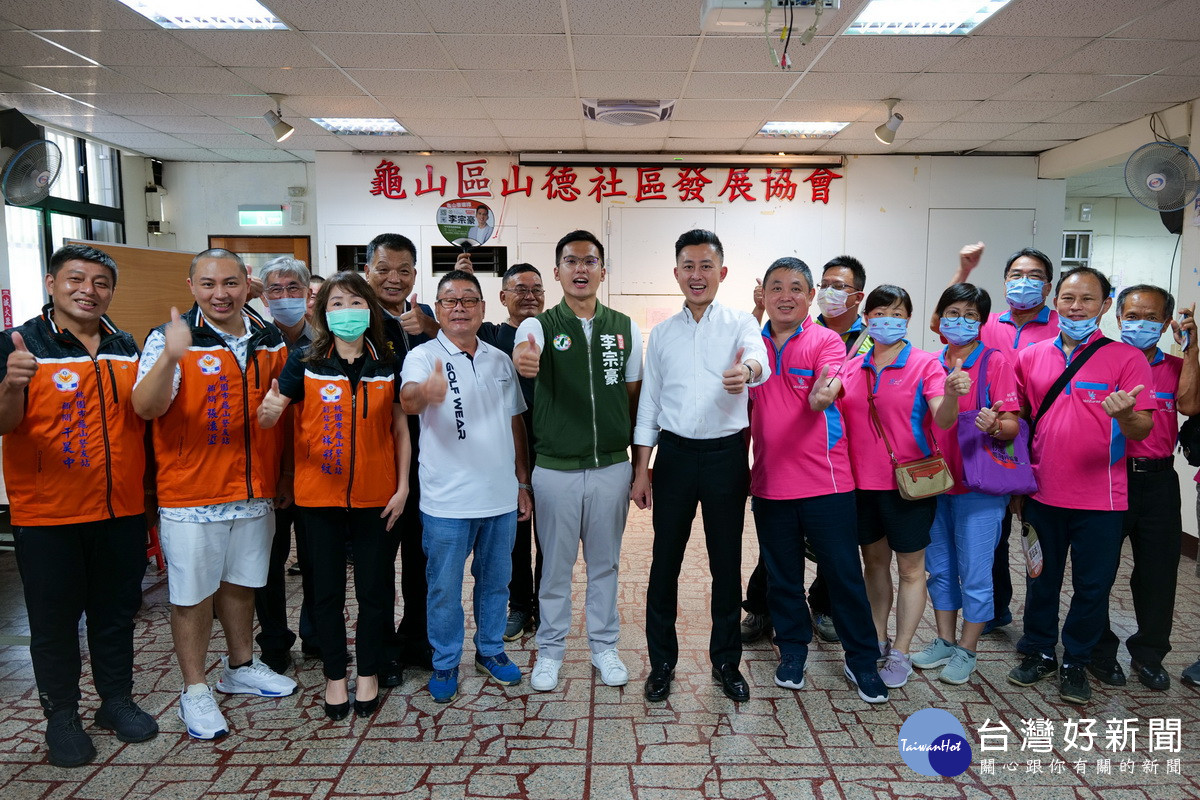民進黨桃園市長參選人林智堅拜訪龜山區與民眾合影。