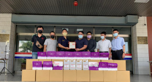 嘉義市保興府慈善協會捐贈嘉義市警察局第一分局、第二分局，共計200桶酒精及700劑快篩／警方提供