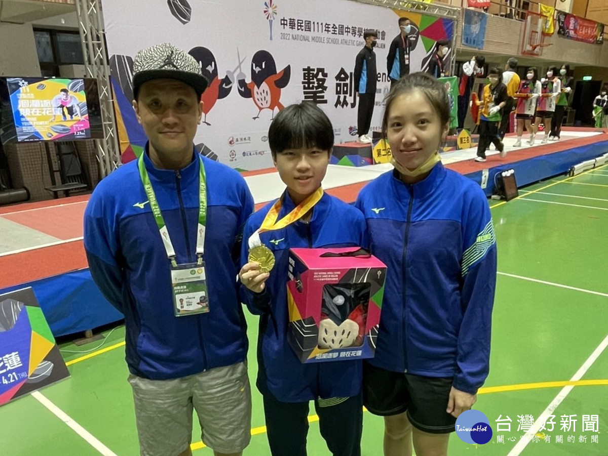 板橋國中國女組個人軍刀金牌選手周宥昕