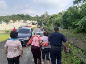 老嫗採竹筍跌落大排　苗警即刻救援