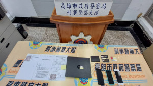 ▲實施搜索結果查扣手機、毒品咖啡包、假檢警公文、筆記型電腦等證物。
