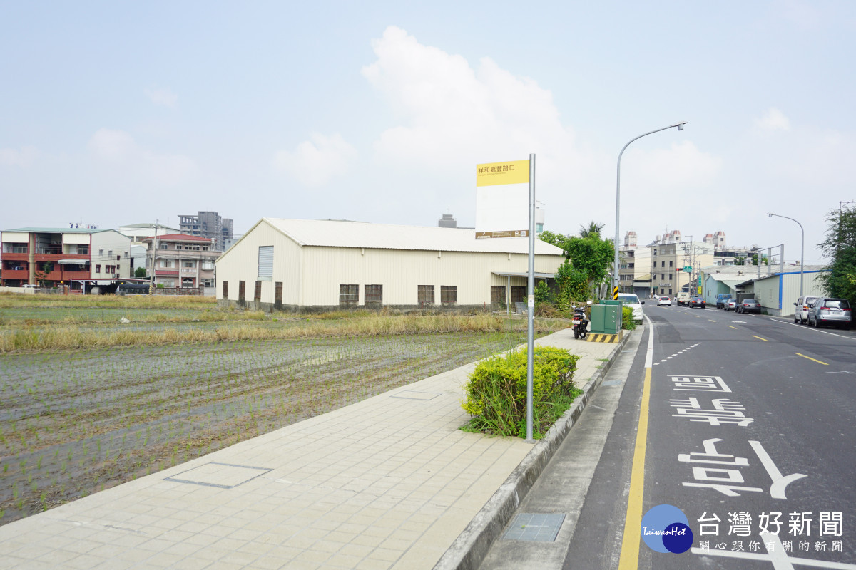 「祥和嘉豐路口」公車站無遮蔽處所，晴天、雨天等候公車相當辛苦。