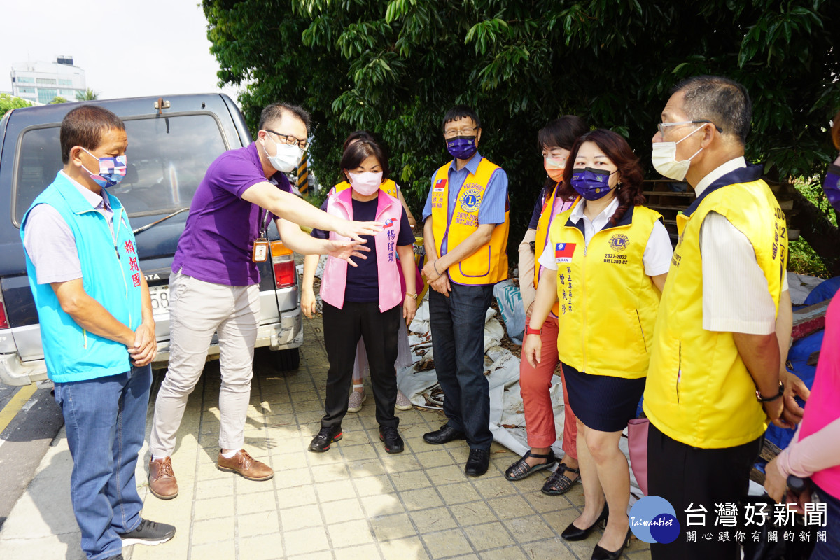 立委楊瓊瓔(左三)、市議員賴朝國(左一)邀請臺中市公共運輸處及捷運工程處會勘。