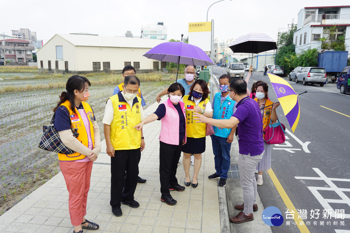 潭子獅友有意捐建公車候車亭，立委楊瓊瓔(左二)、市議員賴朝國邀請臺中市公共運輸處及捷運工程處會勘。