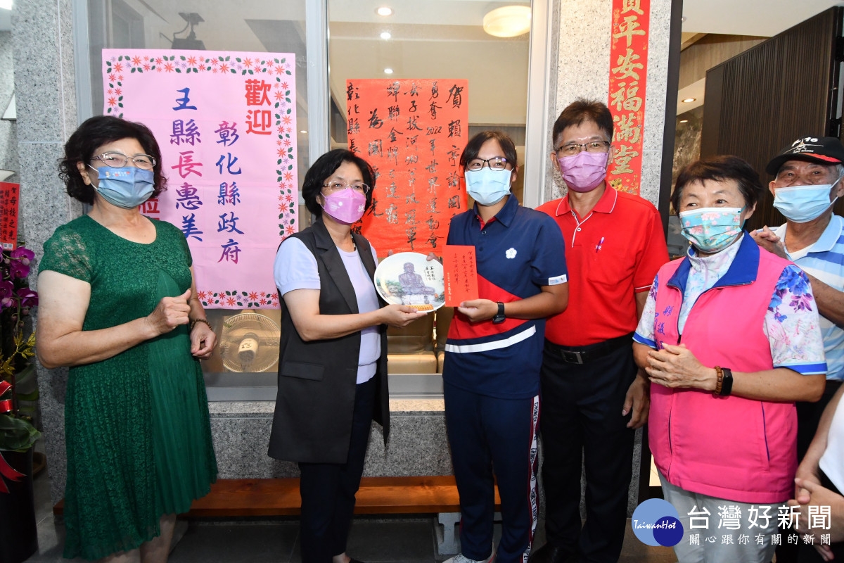 賴亭諭榮獲世界運動會女子拔河冠軍，縣長表揚彰化之光。圖／彰化縣政府提供