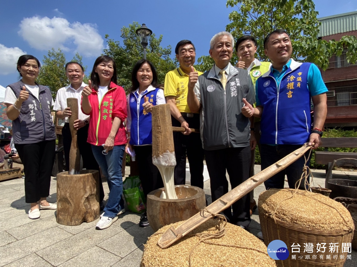 桃園市高安邦副市長與貴賓合影。<br /><br />
