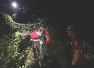 警消憑藉經驗法則研判位置，摸黑救援2小時後就找到受困山友，並順利引導護送下山。