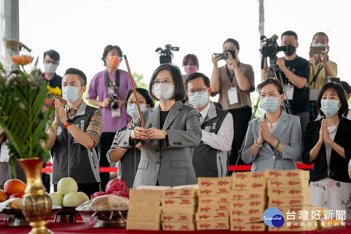 蔡英文總統於「桃園會展中心統包工程上梁典禮」中上香祈祝工程平安順利。