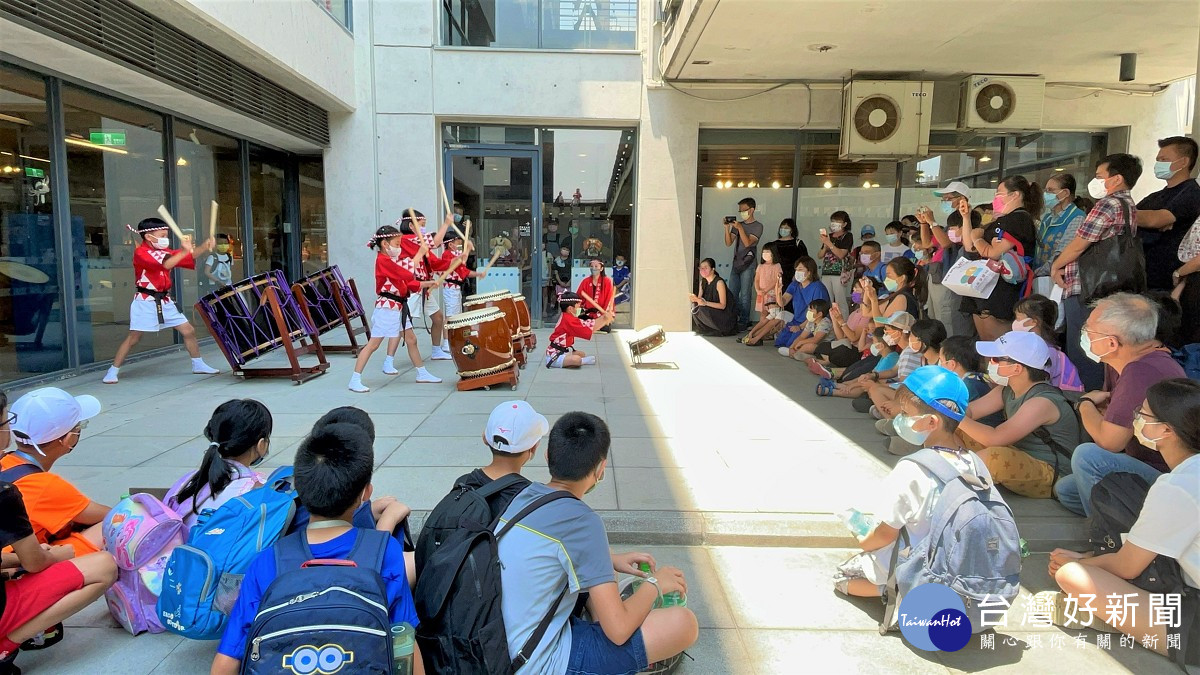 展覽開幕活動，臺日籍小朋友帶來太鼓演出，祝福大家幸福快樂