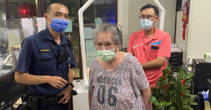 老婦賭氣離家，公園警及時協助幫助其與家人團圓／警方提供
