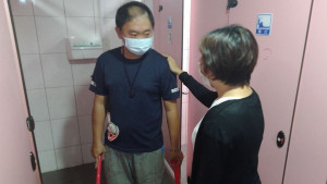 ▲社工(右)到區公所關心小志(左)近況，給予加油打氣。（圖／記者 許高祥 翻攝）