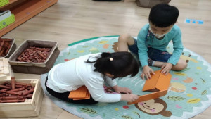 ▲「融合」對慢飛天使來說，就是能與一般常規幼兒園的同儕一起學習、玩遊戲。（圖／記者 許高祥 翻攝）