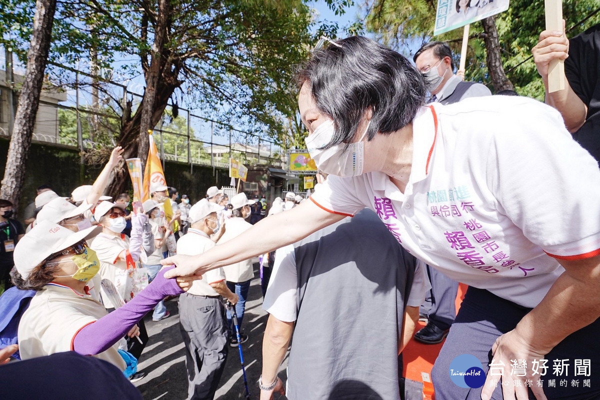 台灣民眾黨桃園市長參選人賴香伶出席桃園區南昌公園健走活動。