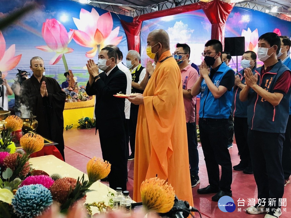 先嗇宮今(30)日起一連三天在廟埕旁廣場舉辦「全國宗教界護國和瘟祈福法會暨為新冠肺炎往生者超薦法會」，市長侯友宜前往上香禮佛