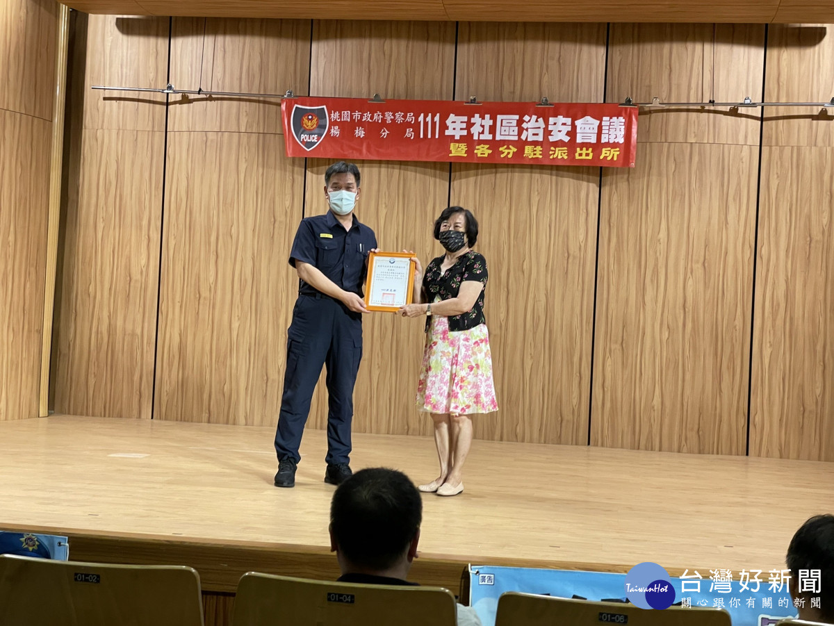 楊梅分局長洪志朋頒發感謝狀予老K彈簧床董事長鄭麗華。<br /><br />

