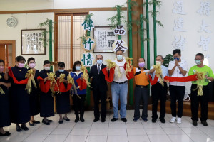 吳處長等來賓為慈濟南投文化館揭幕。（記者扶小萍攝）