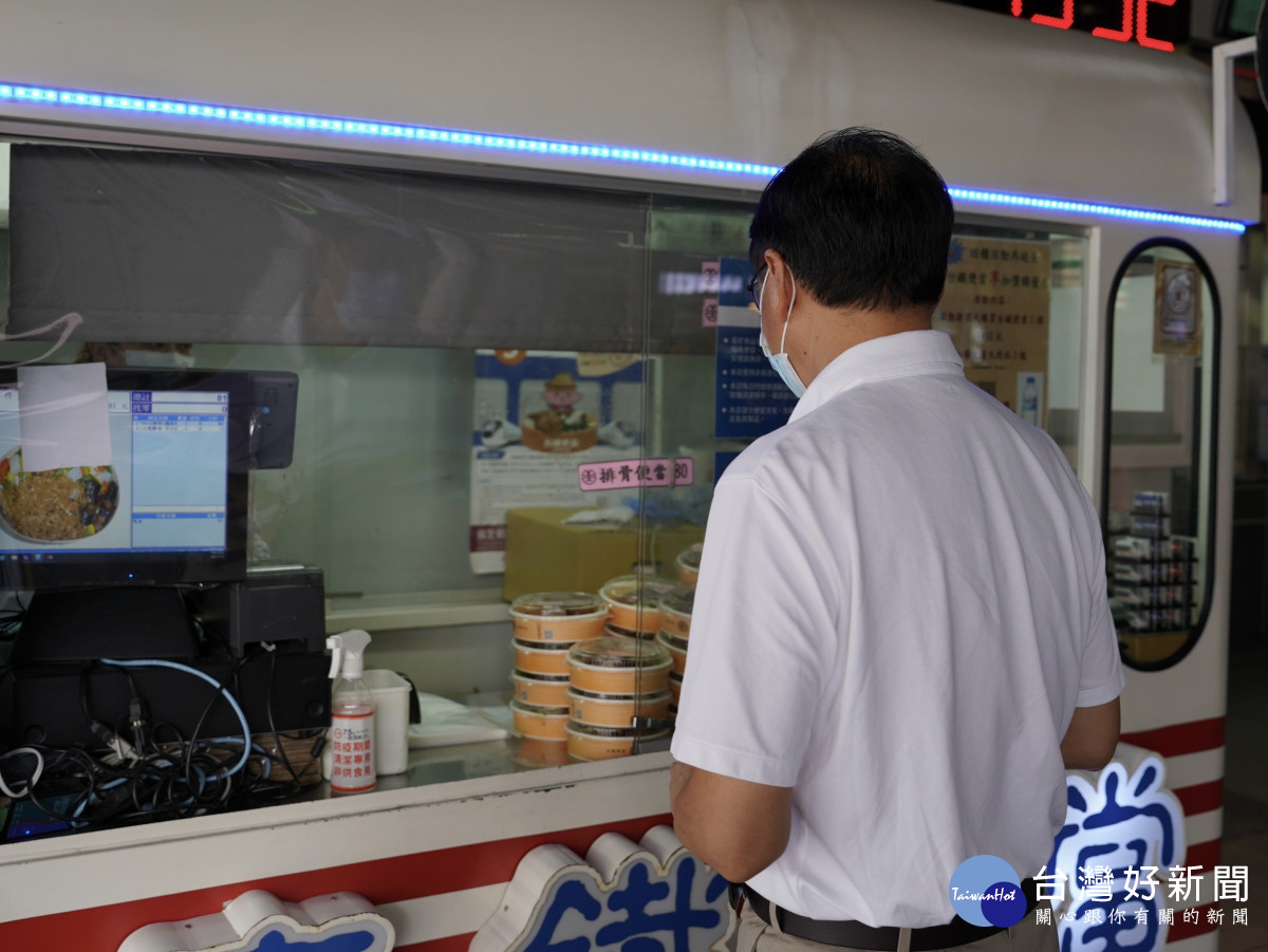 張善政在車站買了鐵路便當品嘗古早味。